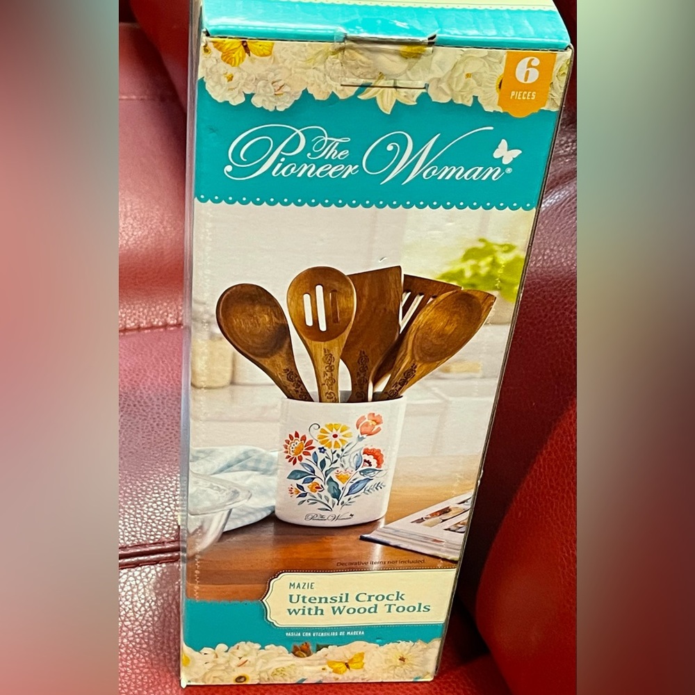Pioneer Woman Six Piece Utensil Crock with Wood Tool.